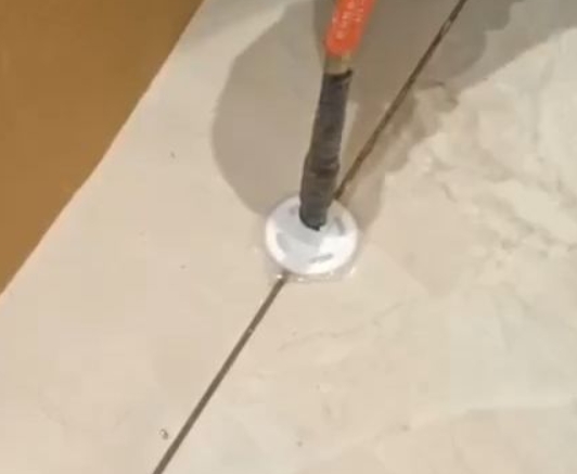宣威瓷砖空鼓维修公司专业解答瓷砖在铺贴过程中，如果没有涂抹均匀到位的粘结材料（如水泥砂浆或瓷砖胶），可能会导致以下问题